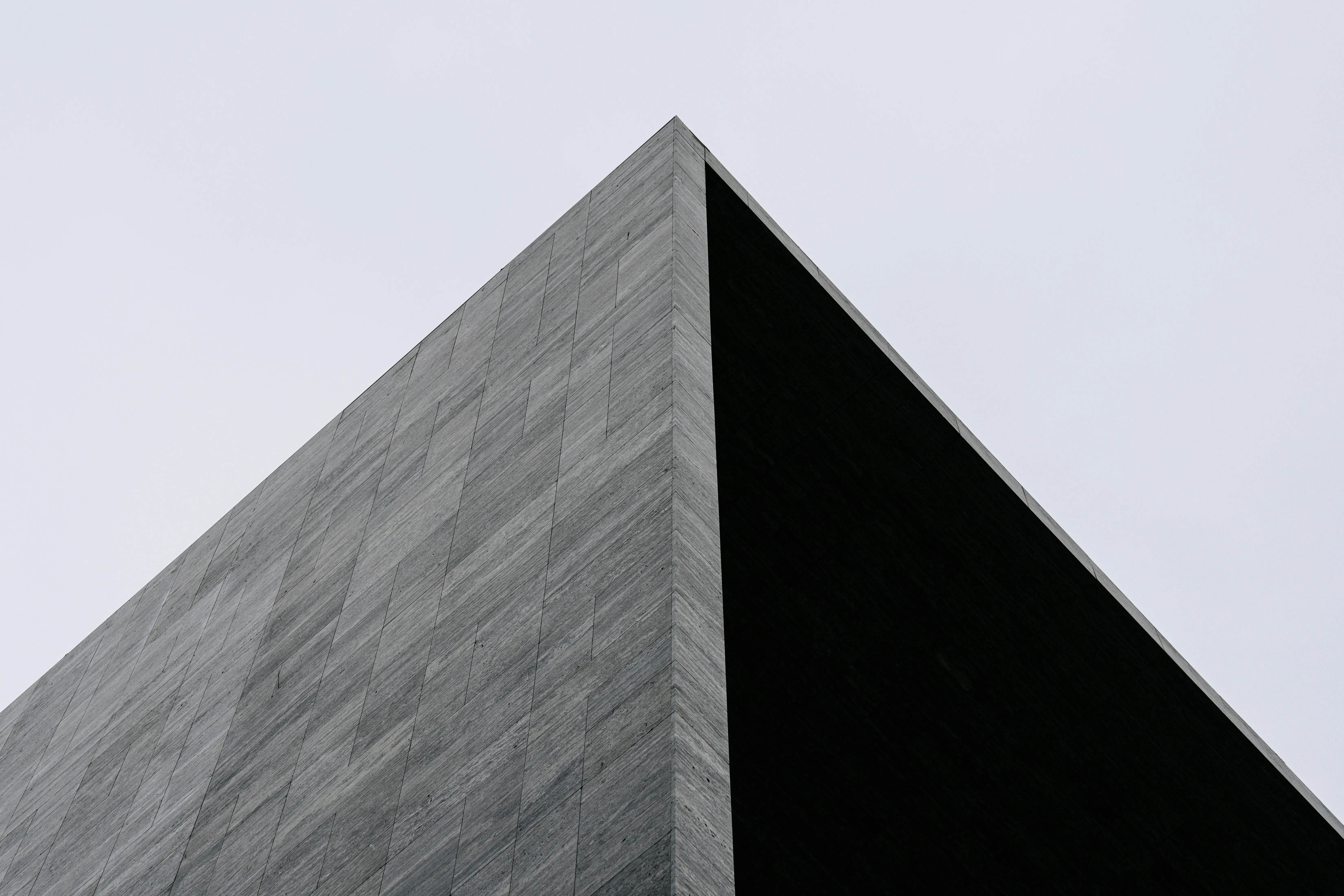 Architettura geometrica in cemento contro cielo neutro